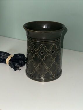 Scentsy Morocco style wax pot. Comes with good variety of wax melts. Retired